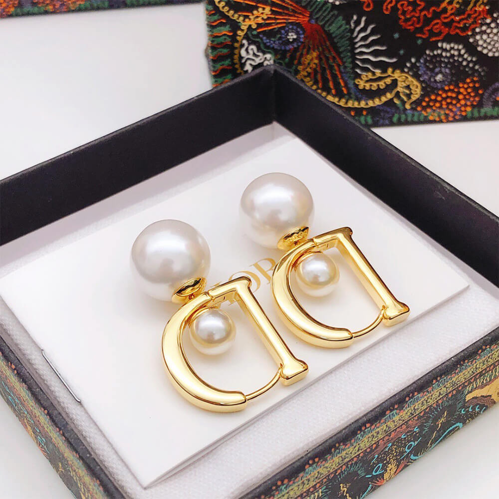 D10r PEARL EARRINGS