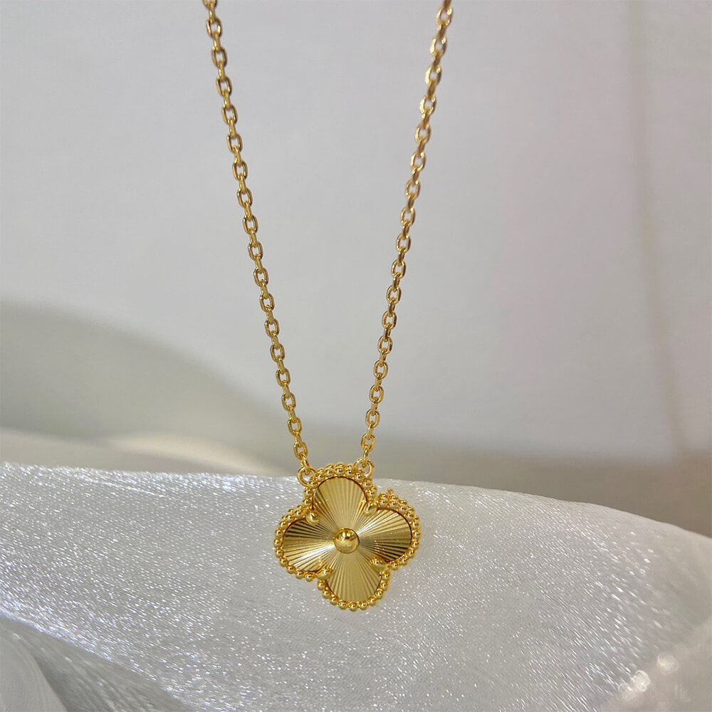 VCA Vintage Alhambra pendant