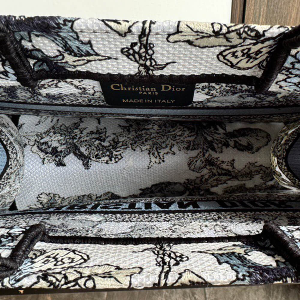 Small D10r Book Tote