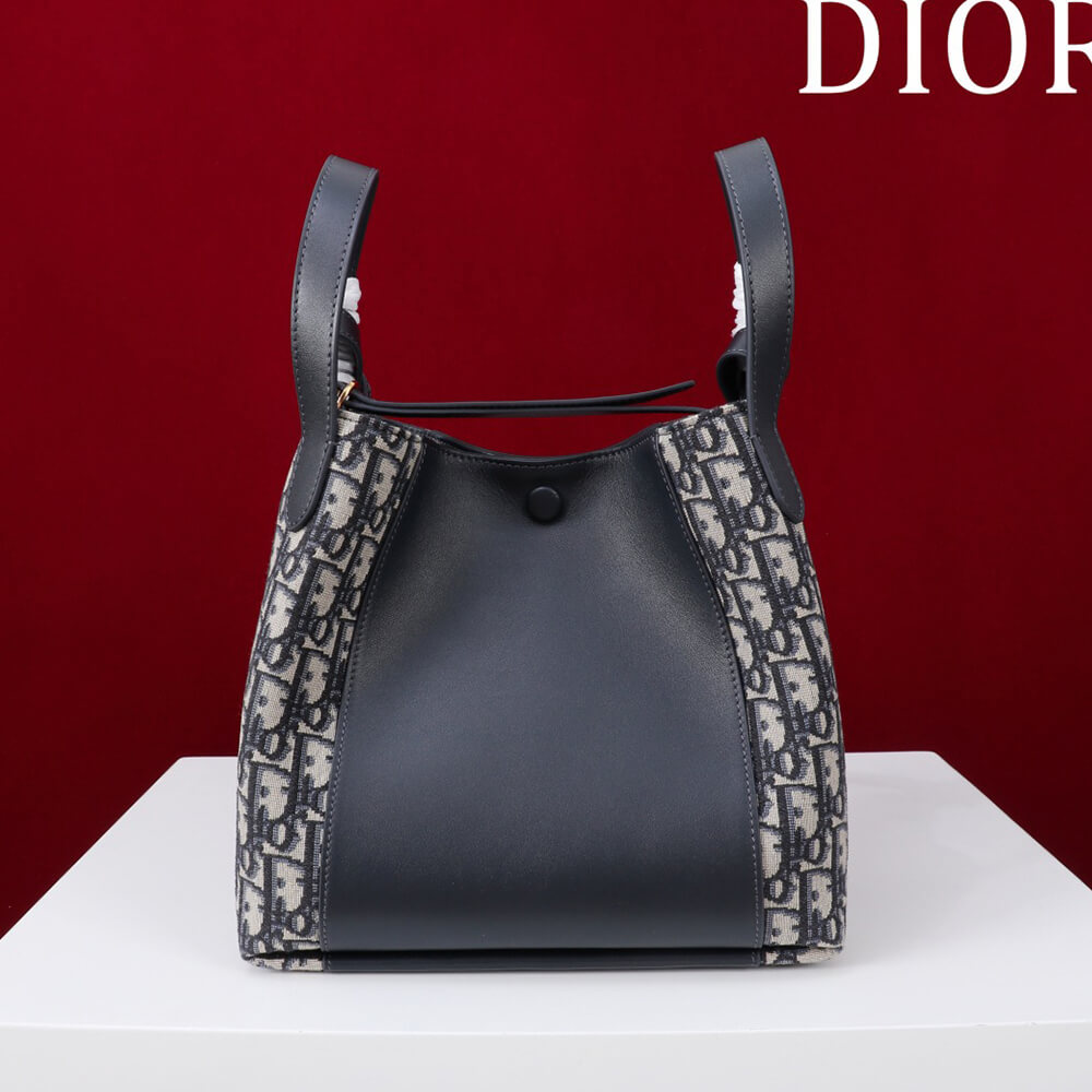 D10r Medium Signature Bucket Bag(HIGH-END GRADE)