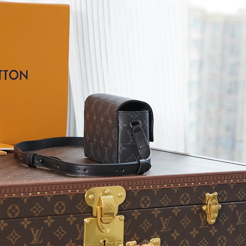 LV Steamer Wearable Wallet