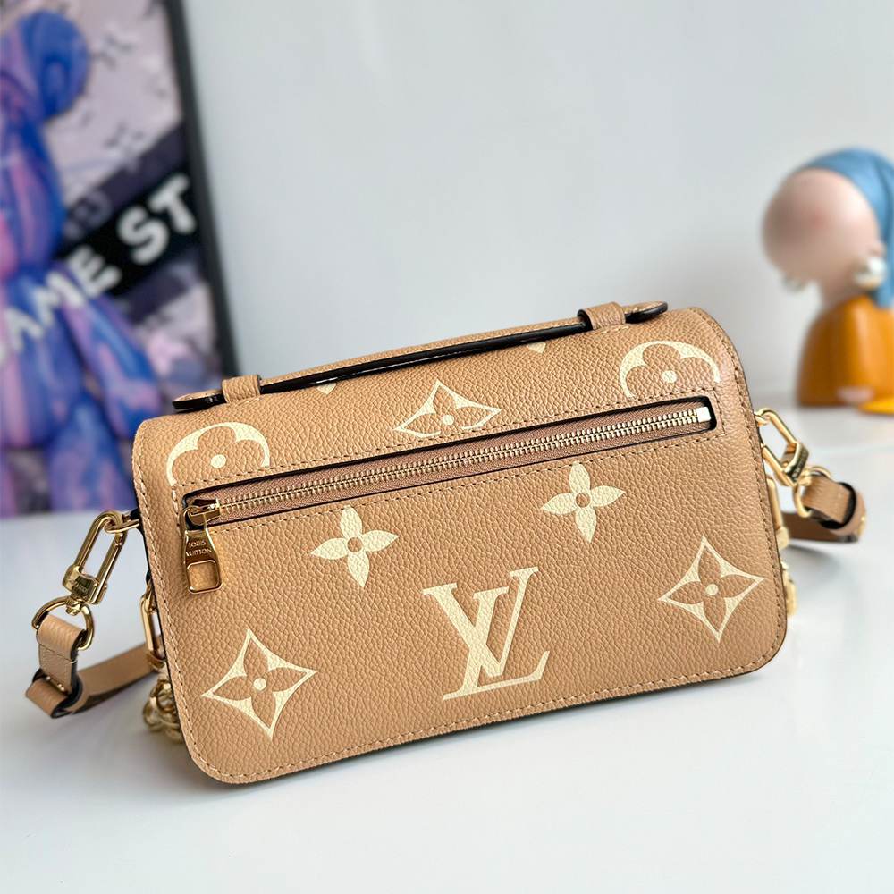 LV Pochette Métis East West