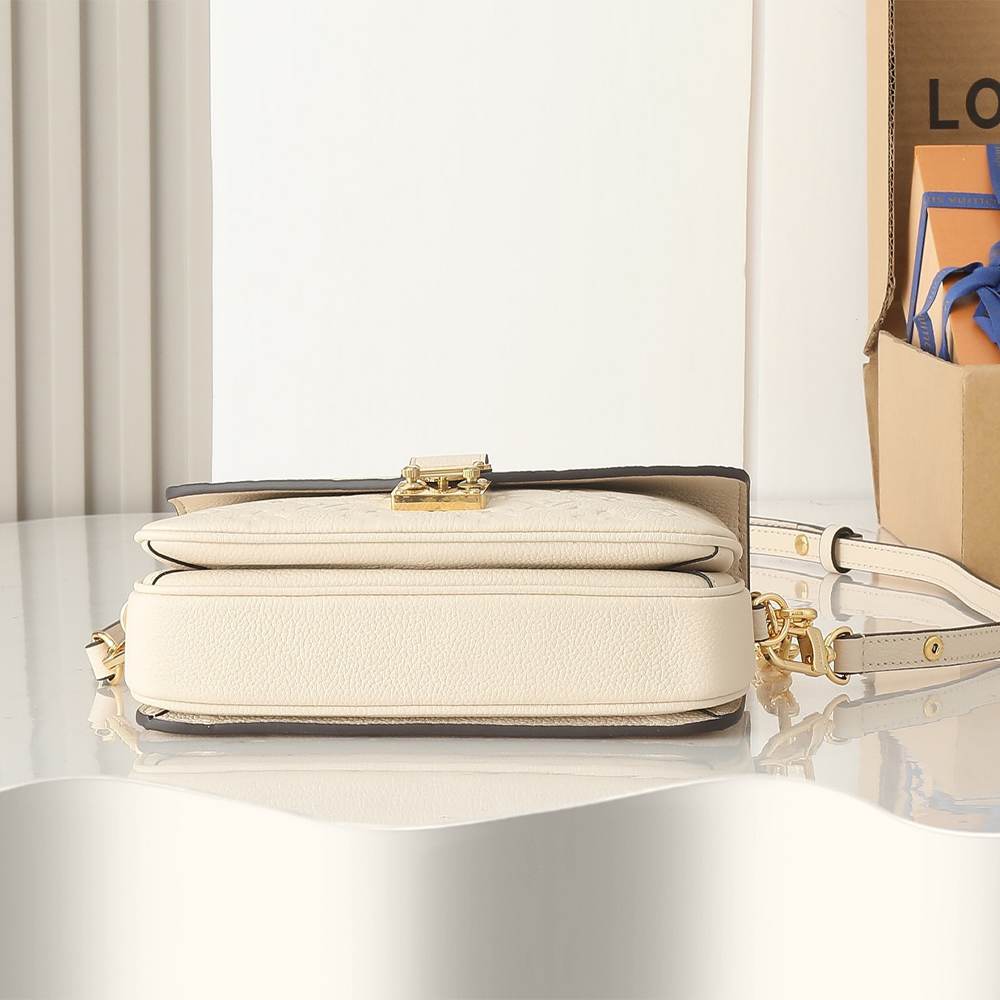 LV Pochette Métis East West