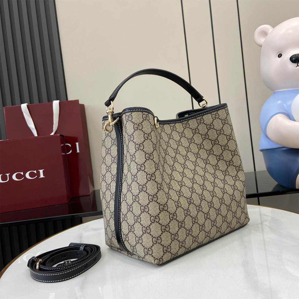 GG Emblem medium bucket bag