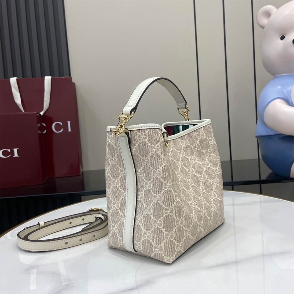 GG Emblem small bucket bag