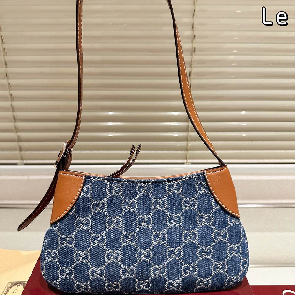 GG Emblem small shoulder bag