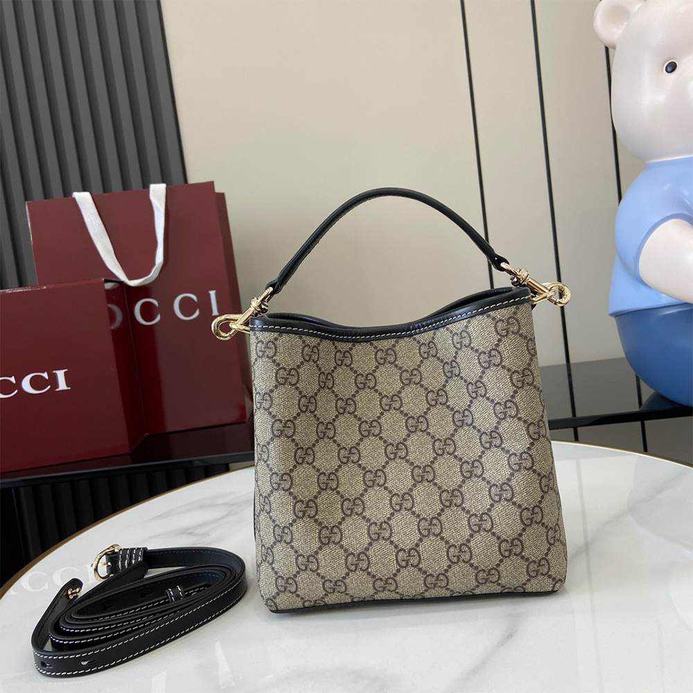 GG Emblem small bucket bag