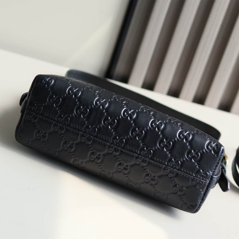 GG Emblem small shoulder bag
