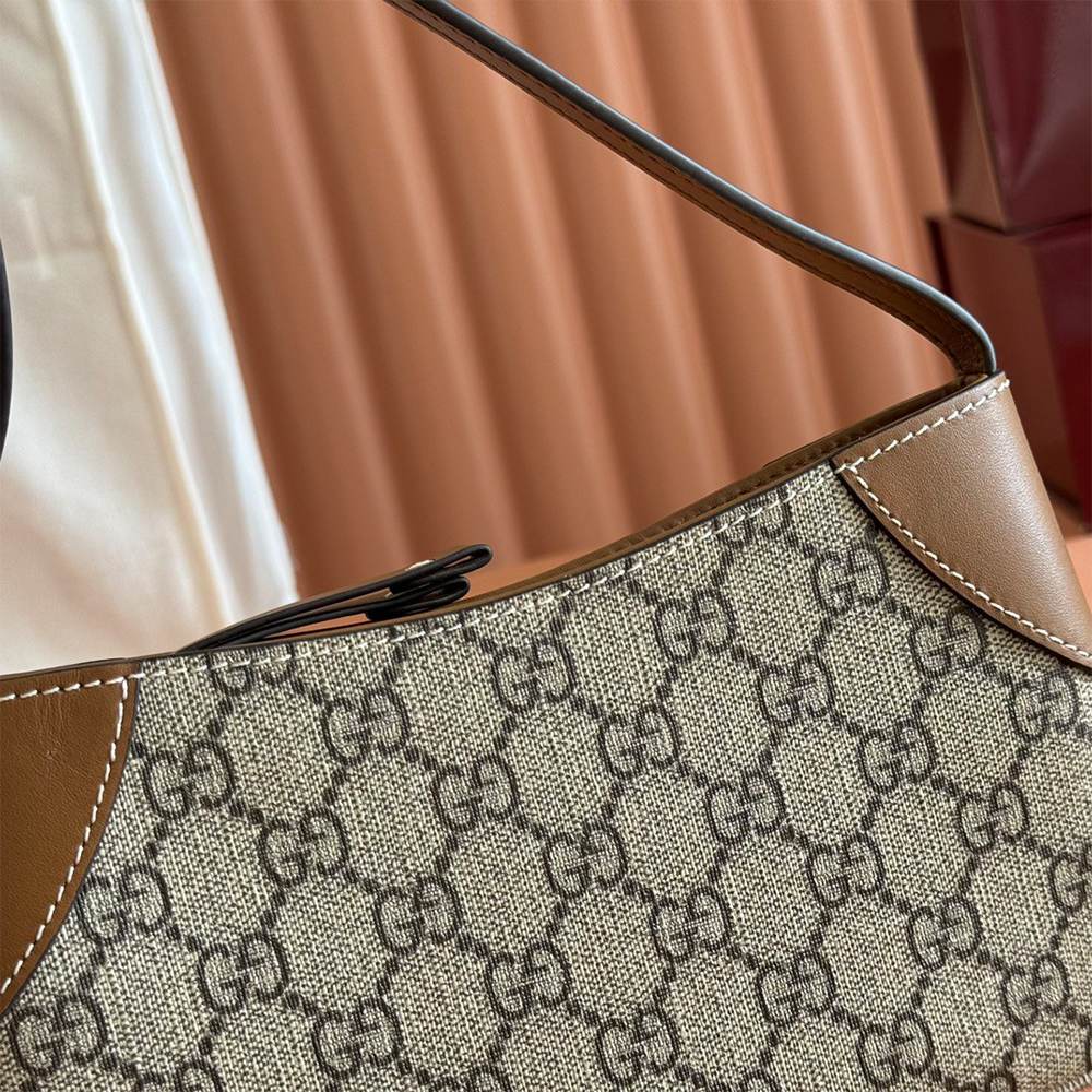 GG Emblem small shoulder bag
