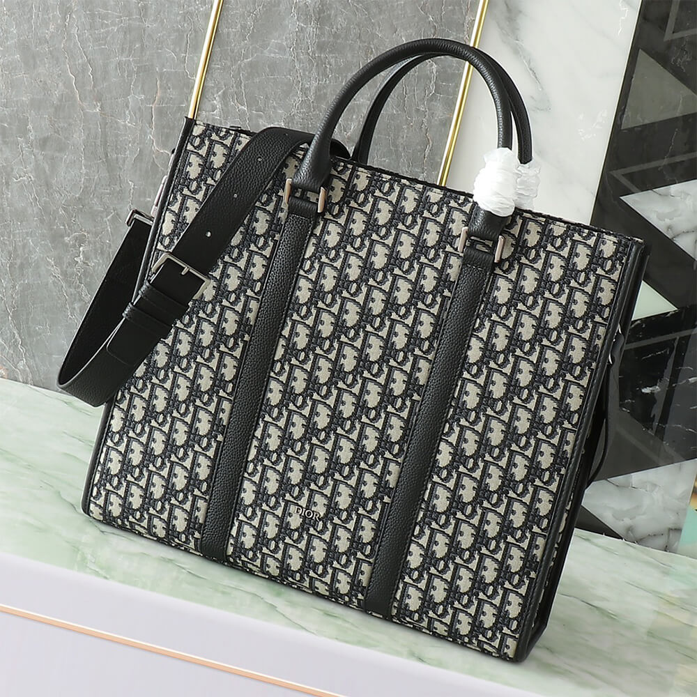 D10r Large East-West Tote Bag