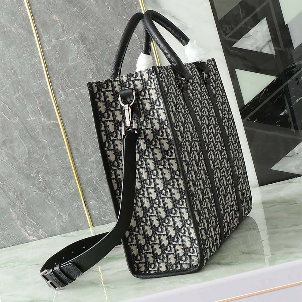 D10r Large East-West Tote Bag