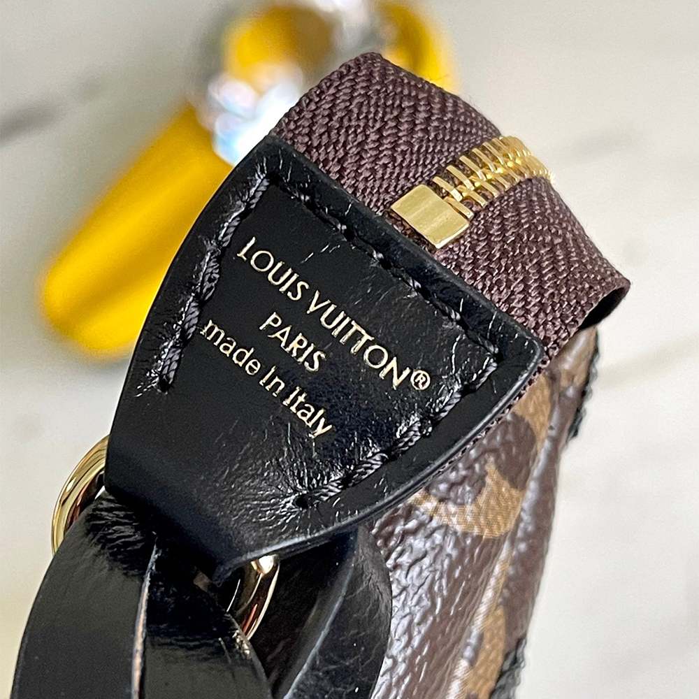 LV Pochette Accessoires