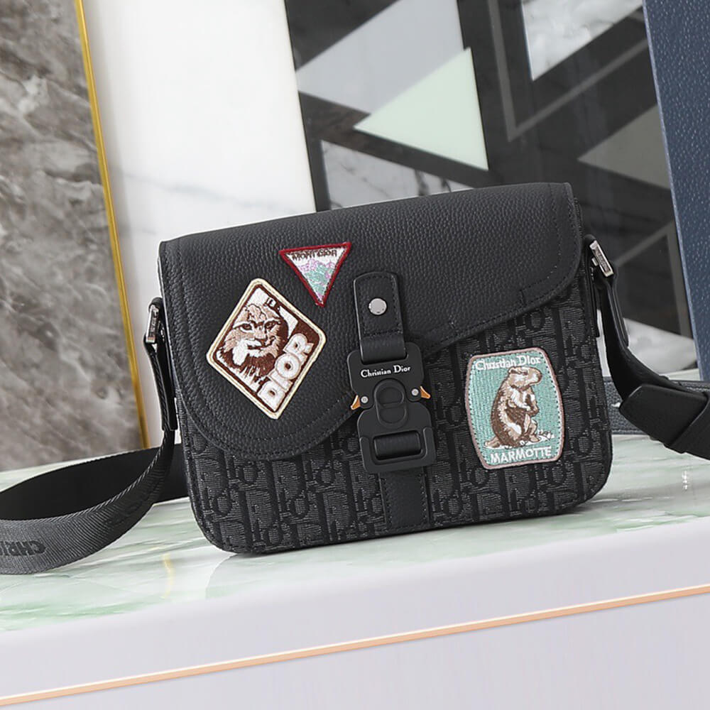 D10r Small Saddle Messenger Bag with Flap