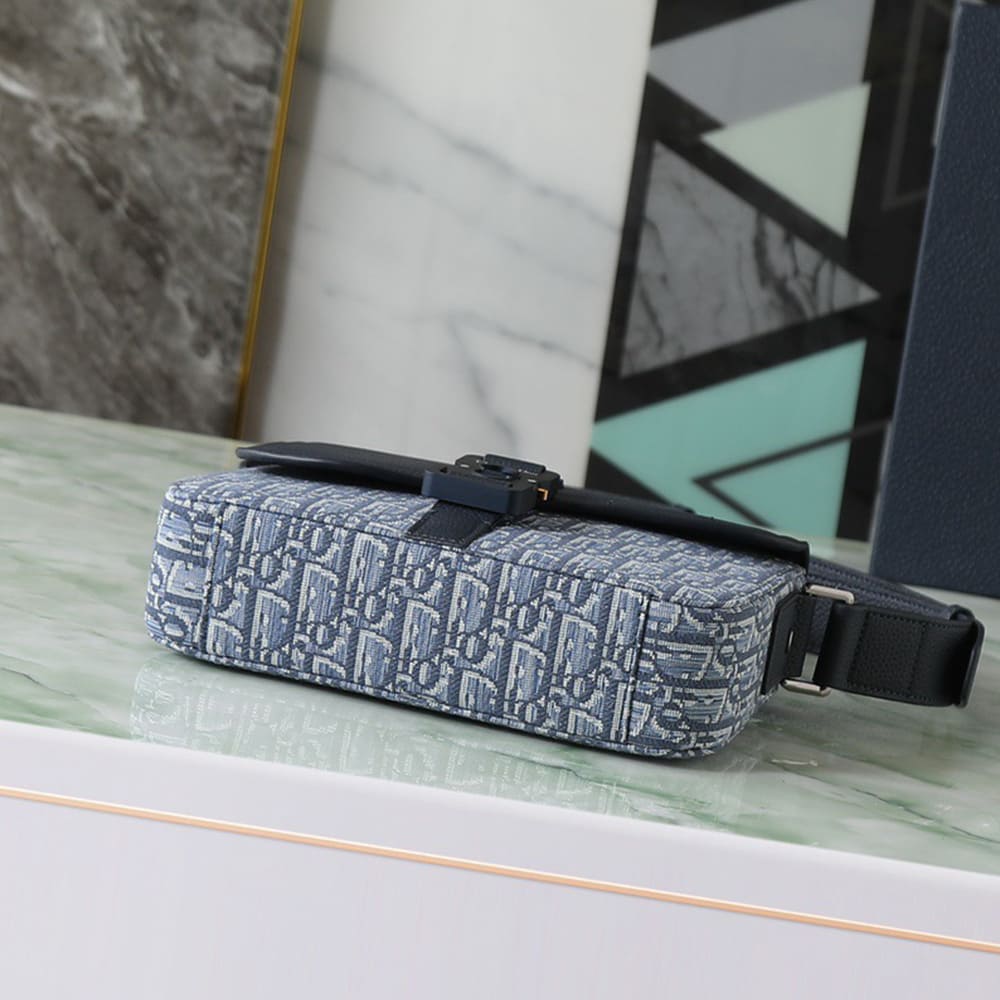 D10r Small Saddle Messenger Bag with Flap