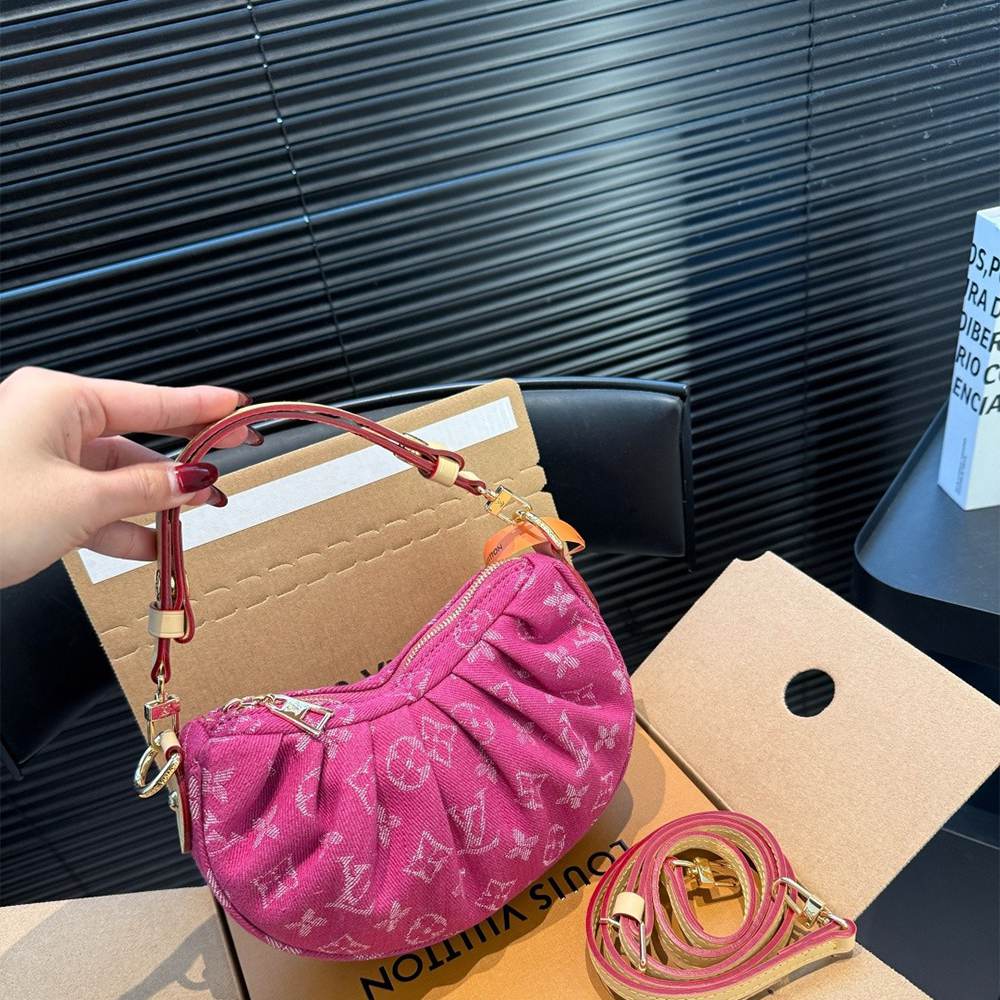 LV Pochette Valley