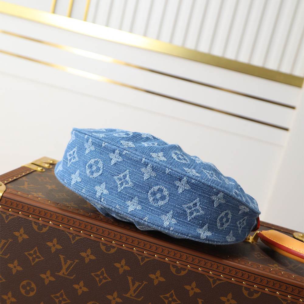 LV Pochette Valley