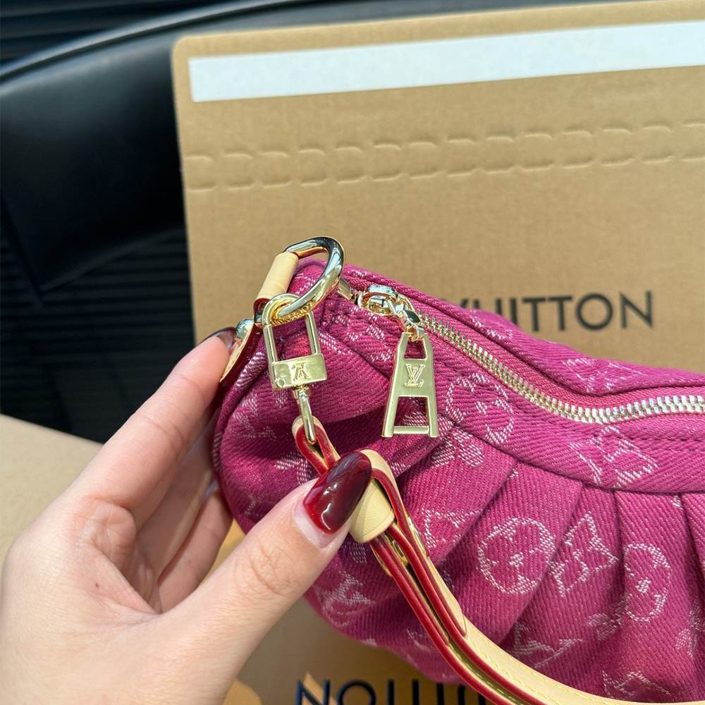 LV Pochette Valley
