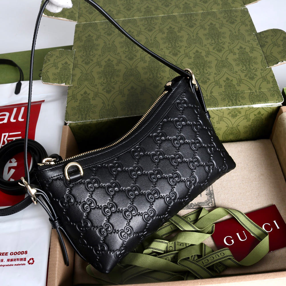 Gvc*1 GG Emblem small shoulder bag
