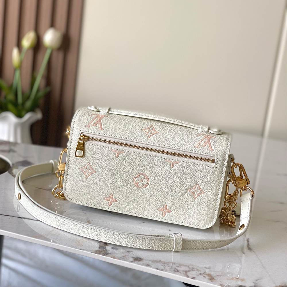LV Pochette Métis East West