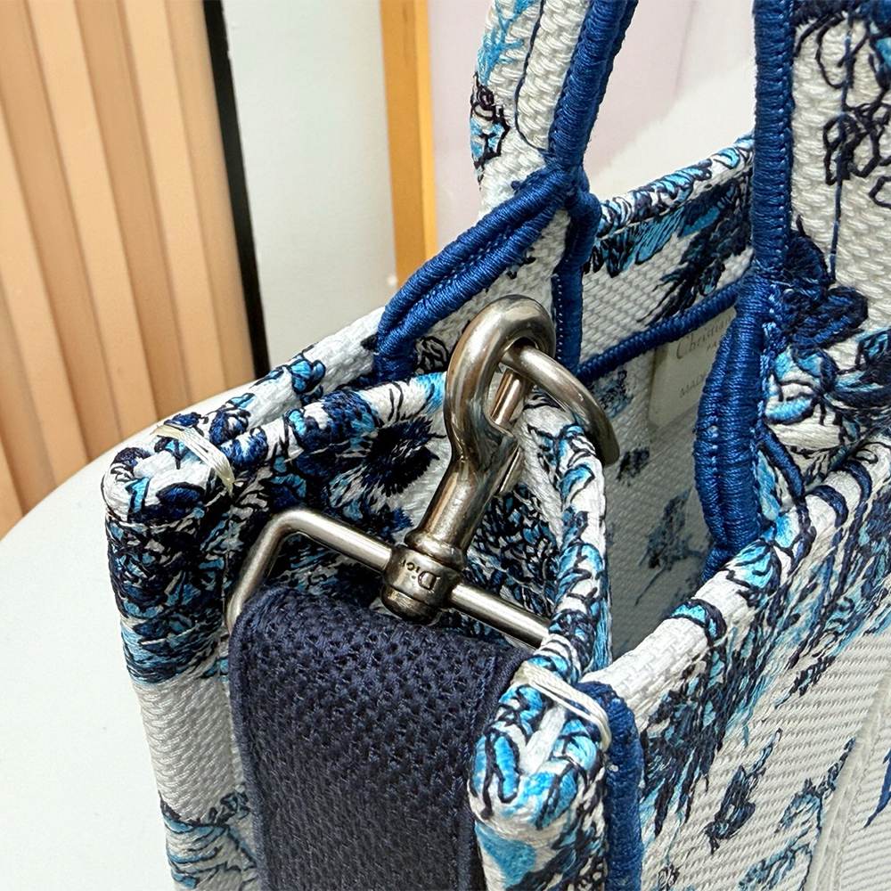 Small D10r Book Tote with Strap